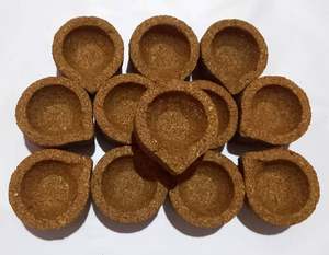 Diya en fumier de vache 100% naturel Panchagavya Vilakku, de forme ronde, fait main, à partir de déchets agricoles, à vendre - Product Image 1