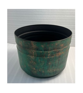 Macetero de hierro de diseño único con acabado en pátina verde, adecuado para uso decorativo con plantas en el hogar, jardín o balcón. - Product Image 5