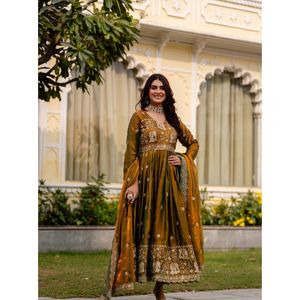 AARIKA TEXTILE Robe ethnique de luxe en satin brodé, avec dupatta richement ornée, séchage rapide, pour fêtes, mariages, créateur - Product Image 1