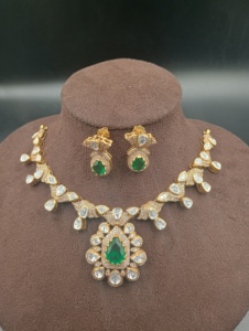 Ensemble collier et boucles d'oreilles plaqué or pour femme Amaira Jewels avec pendentif doublet rouge et strass taille poire, bijoux de mariage classiques - Product Image 1
