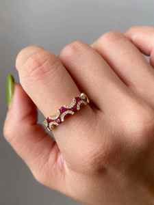 Anillo de Compromiso Hridhaan Jewels de Alta Calidad, Chapado en Oro de 14K con Circonita Cúbica para Mujer, Banda Curva de Media Eternidad - Product Image 2