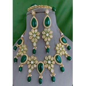 ชุดสร้อยคอพร้อมต่างหูและติกก้าสำหรับผู้หญิง ประดับด้วยมอยส์ซาไนต์ชุบทองคุณภาพพรีเมียม ดีไซน์คลาสสิก เหมาะสำหรับงานหมั้น งานแต่งงาน และงานเลี้ยง - Product Image 1