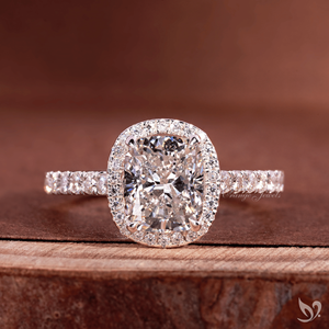 Bague de fiançailles en or blanc 10K avec halo de diamants de laboratoire taille coussin allongée 2 carats, certifiée IGI, et pavé de diamants - Product Image 1