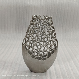 แจกันอลูมิเนียมกลมสีเงินพร้อมงานตาข่ายเปิดรูปทรงอิสระ - Product Image 1