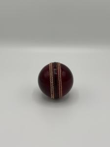 Pelota de críquet de cuero duro cosida a mano de alta calidad 90 Overs para el Reino Unido con su logotipo personalizado. El mejor precio para pelotas de cuero premium. - Product Image 5