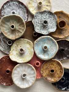 Plateau de rangement pour bougies en céramique et porcelaine fait main au design moderne pour la maison, le bureau, les restaurants – Support à bougies par Universal Overseas - Product Image 3