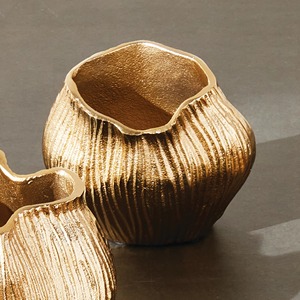 Jarrón de Bronce Hecho a Mano Moderno con Textura de Rayas Verticales, Acabado Dorado, Ecológico, Resistente al Óxido, Decoración de Mesa para el Hogar - Product Image 2