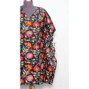 ชุดคาฟตันสั้นสีดำสไตล์เกาหลี ทำมือ ผ้าฝ้าย 100% ชุดชายหาดลายดอกไม้ ตกแต่งด้วยเชือกผูก แฟชั่นคาฟตัน - Product Image 3