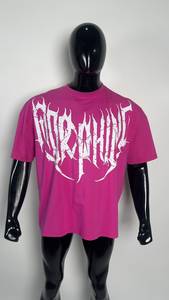 T-shirt rose à col rond et manches courtes pour homme avec imprimé lettres gothiques blanches, coupe unisexe oversize, en jersey de coton écologique et respirant - Product Image 6