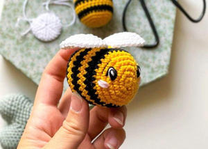 Elección perfecta para un regalo adorable para bebés con un set de amigurumi de abeja tejida a crochet, familia de abejas de peluche hecha a mano, decoración para la habitación del bebé. - Product Image 4