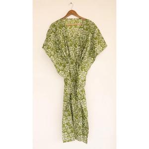 Robe kaftan bohème verte à imprimé floral avec lien à nouer dans le dos, coupe ample, manches courtes, en coton, pour la plage - Product Image 1