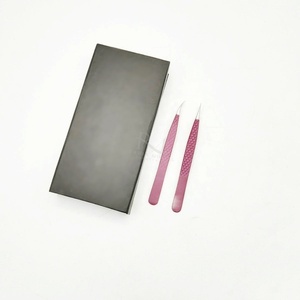 Pinces à cils argentées à pointe brillante et pinces à cils violettes avec revêtement en poudre, et double pince à cils noire, emballées dans une boîte en carton. - Product Image 6