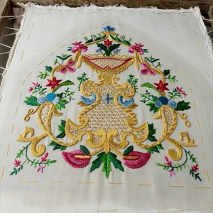 Panel bordado a mano con motivos florales en oro para altar de iglesia, velo de calice, vestimenta litúrgica, banderín de seda, parche. - Product Image 6