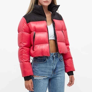 Chaqueta Acolchada de Invierno para Mujer, de Alta Calidad, Cálida, con Bloques de Color Rojo y Negro, Cuello Alto, Capucha Desmontable, Estilo Corto - Product Image 2
