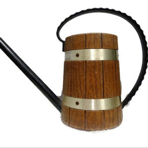 Arrosoir en bois de qualité supérieure, idéal pour les jardins, les petites plantes, les herbes et les fleurs sur les patios ou les balcons, en provenance d'Inde. - Product Image 1