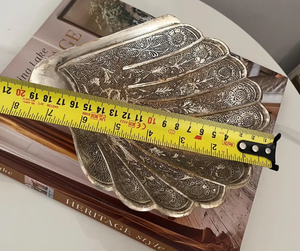 Plat de service décoratif en métal gaufré coquillage, finition argentée vintage, pour la vente en gros, accent de luxe pour la maison et la décoration de table - Product Image 6