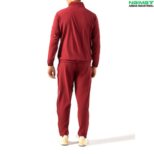 Ensemble de jogging pour homme, veste et pantalon de sport rouge bordeaux à col montant zippé et bandes latérales personnalisées, en polyester - Product Image 2