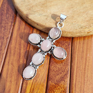 Colgante de cruz solitario de cuarzo rosa con engaste de bisel, estilo vintage, base de latón bañado en plata antigua, personalizado, unisex, para venta al por mayor, Jewelry Town Inn - Product Image 2