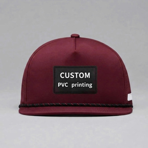 Gorra de béisbol snapback personalizada al por mayor con logo de parche de PVC y goma, para golf, con visera plana, impermeable, de tela de poliéster y elastano, ajustable. - Product Image 1