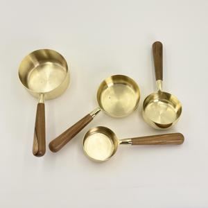 Tazas Medidoras de Acero Inoxidable de Alta Calidad al por Mayor, con Recubrimiento PVD Dorado y Mango de Madera, para Medir Café en Grano o en Polvo - Product Image 3