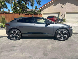 Jaguar I-Pace First Edition AWD 2024 d'occasion, 250-300 ch, double moteur, véhicule électrique, très bien équipé, rouge Photon, intérieur cuir gauche, automatique, transmission intégrale - Product Image 3