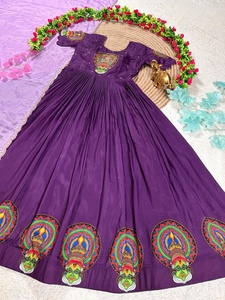 ชุดเดรสยาวแบบ Anarkali สีม่วงลายปักนกยูง ผ้าไหมพูลมี แห้งเร็ว พร้อมผ้าคลุมไหล่สีลาเวนเดอร์ สำหรับงานแต่งงานแบบดั้งเดิม - Product Image 6