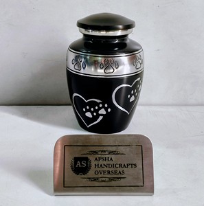 Urna Funeraria Ecológica para Cenizas de Mascotas, Estilo Americano/Europeo, con Grabado de Patas Plateadas sobre Fondo Negro - Product Image 1