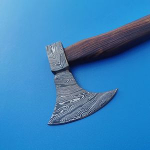 Hacha de mano de acero al carbono para exteriores con mango de madera, herramienta compacta para cortar, ideal para camping, senderismo, bushcraft y trabajos de carpintería. - Product Image 3