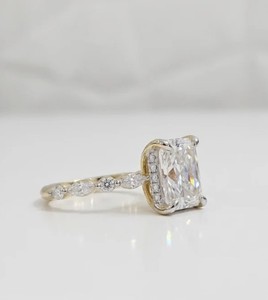 Anillo de Moissanita con Corte Radiante y Halo Oculto, Plata de Ley 925, Chapado en Oro Amarillo, Certificado, Elegante y Lujoso, para Compromiso o Aniversario - Product Image 4