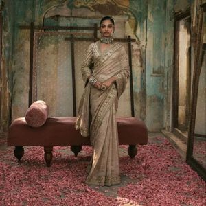 Sari Premium Or Écrasé avec Paillettes et Broderies, Modèle de Créateur pour Soirée, Finition de Showroom pour Mariage et Tenue Ethnique - Product Image 4