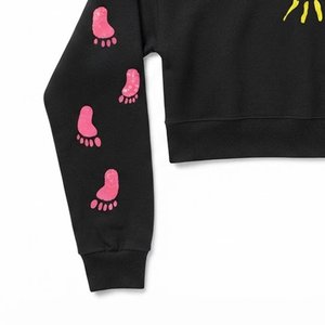 Sudadera Corta Negra para Mujer con Logotipo Personalizado, Estampado de Ojo de Sol Amarillo y Huellas Rosas en la Manga, Estilo Casual para Otoño/Invierno - Product Image 6