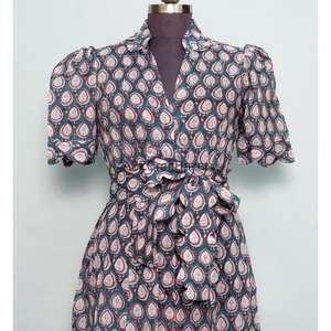 Robe midi pour femme à imprimé léopard 100% coton, très vendue, écologique et lavable, respirante, imprimé animal, col en V, robe longue - Product Image 4