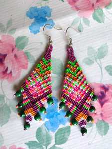 Boucles d'oreilles ethniques en perles de verre pour tenues festives culturelles, rehaussant les vêtements traditionnels avec une élégante artisanat de perles faites à la main - Product Image 2