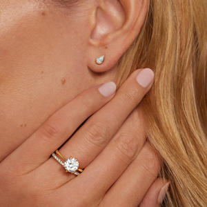 Boucles d'oreilles clous en diamant taille poire serties clos - Product Image 3
