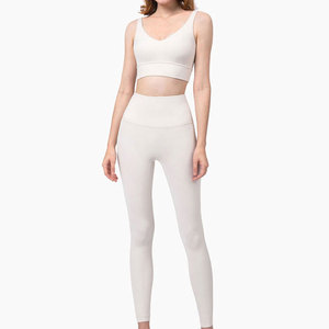 Conjunto de Yoga Cómodo con Material Elástico y Diseño Transpirable para Entrenamiento Físico y Actividades de Ejercicio Diario - Product Image 1