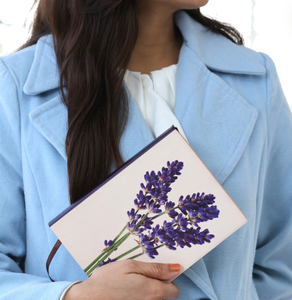 Carnet artisanal à motif lavande, couverture rigide crème, minimaliste, fleuri, avec marque-page en ruban, journal de Provence française - Product Image 3