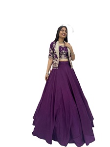 เสื้อครอปท็อปดีไซน์เนอร์สำหรับงานเทศกาลผู้หญิง สไตล์เลเฮนกาโจลี แบบเสื้อแจ็คเก็ต สำหรับงานปาร์ตี้และงานแต่งงาน ตกแต่งด้วยงานปักดิ้นและเลื่อม - Product Image 2