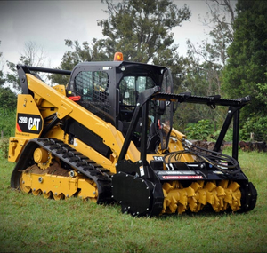 Chargeuse compacte sur chenilles Cat 299D3 avec broyeur forestier, machine de déchiquetage forestier robuste pour la construction et le défrichement - Product Image 1
