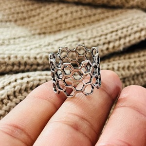 Anillo Geométrico de Panal de Abeja, Anillos Boho de Latón para Mujer, Acabado Plateado Oxidado, Hexágono Tribal - Product Image 2
