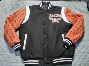 เสื้อแจ็คเก็ตบอมเบอร์ MCM Monogram Varsity สีดำ แขนหนังสีคอนยัค ดีไซน์หรูหรา - Product Image 2