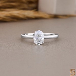 Anillo de Compromiso Ovalado de Moissanita, Anillo de Promesa Solitario de Plata de Ley 925 - Product Image 1