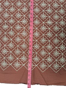 Tissu en coton marron rouille en gros avec motif géométrique crème, broderie florale Dori et travail de cordon 3D pour vêtements ethniques et occidentaux - Product Image 3