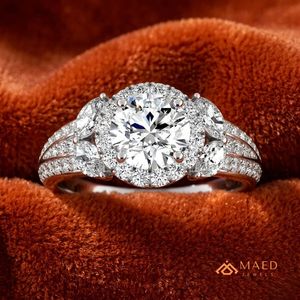 Anillo de compromiso de plata con tres piedras de moissanita de corte redondo, joyería nupcial para mujer, estilo elegante y moderno - Product Image 3