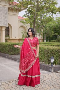 Conjunto de Lehenga Rojo Bordado con Lentejuelas y Zari en Satén - Product Image 3