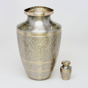 Urne funéraire noire avec bandes florales argentées, urne commémorative en métal pour cendres humaines, design floral noir et argenté orné - Product Image 6