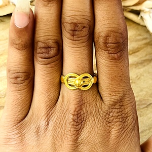 Nouvelle Bague Nœud Tendance Minimaliste en Laiton pour Hommes, Plaqué Or 18 carats, avec Perle Centrale Infini, pour Vente en Gros/OEM/ODM - Product Image 6