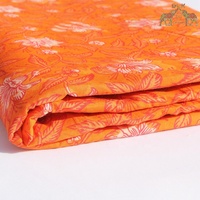 Tissu en coton à fleurs doux et léger, parfait pour créer des robes d'été élégantes, des chemisiers et des jupes