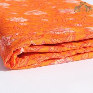 Tela de algodón floral suave y ligera perfecta para crear elegantes vestidos de verano blusas y faldas - Product Image 6