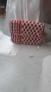 กระเป๋าถือแบบลำลองประดับลูกปัดแก้วสีสันตามสั่ง ได้รับการรับรองจาก MS Handicraft พร้อมหูหิ้วทำมือจากอินเดีย รูปทรงตามสั่ง - Product Image 2