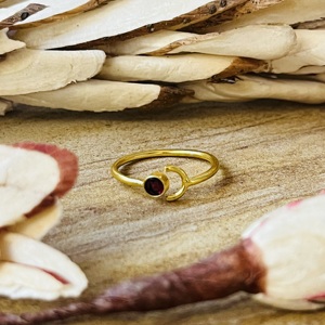 Anillo de Granate Minimalista con Banda Celestial, Anillos Boho de Latón para Mujer, Chapado en Oro de 18k, Joyería Fina con Diseño de Luna, Venta al por Mayor/OEM - Product Image 1